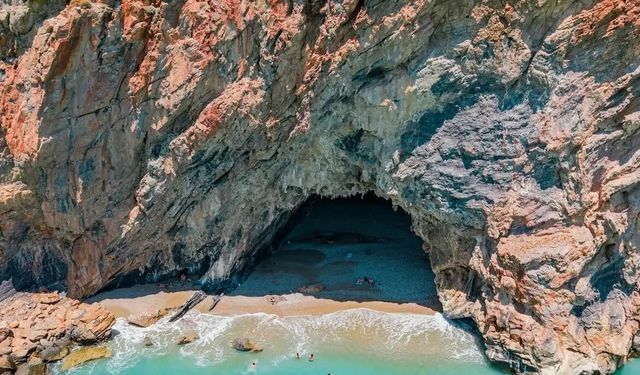 Mersin’in Gizli Cenneti: Yanışlı Sahilindeki Mavi Çini Mağarası