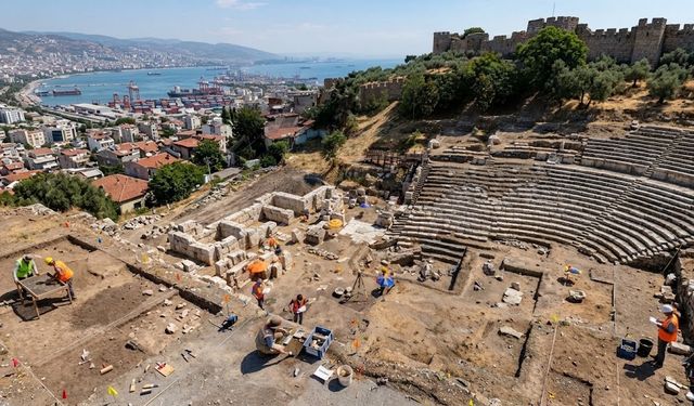 İzmir'de 1500 Yıllık Smyrna Tiyatrosu Gün Yüzüne Çıkıyor