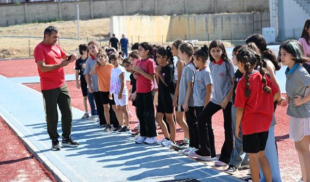 Kadirli’de Atletizm Şenliğinde Genç Yetenekler Keşfediliyor