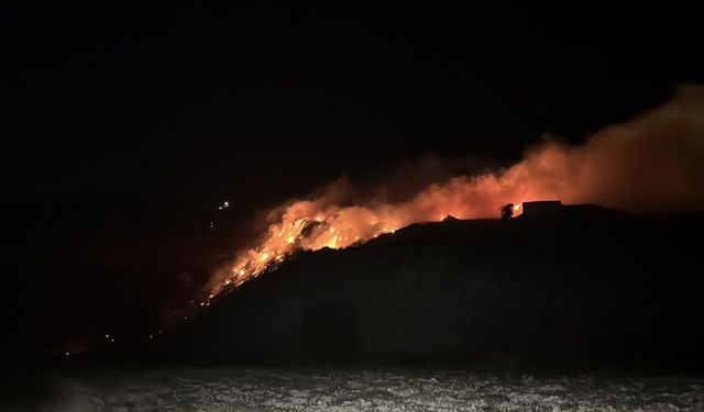 Adana'da çöp ve molozların olduğu alanda çıkan yangın söndürüldü