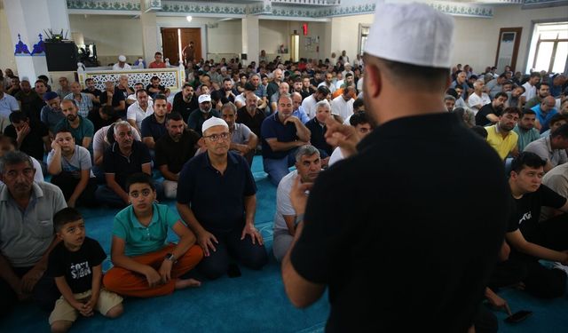 Adana'da cuma hutbeleri işitme engelliler için işaret diliyle anlatılıyor