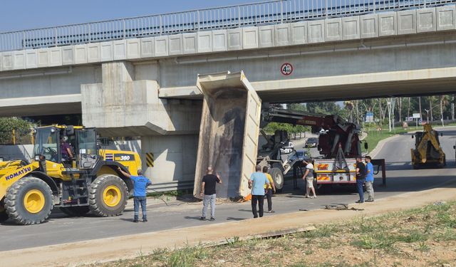 Adana'da damperi açık kalan kamyon köprüye çarptı