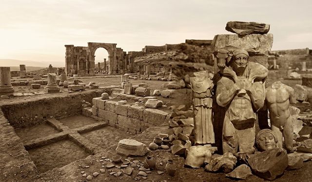 Atina'da 2 Bin 500 Yıllık Buzağı Taşıyan Heykel