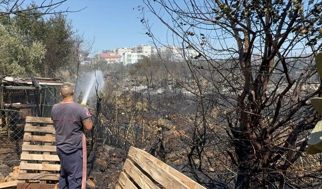 Antalya'da otluk ve çalılık alanda çıkan yangın söndürüldü
