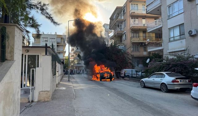 Antalya'da otomobilde çıkan yangın söndürüldü