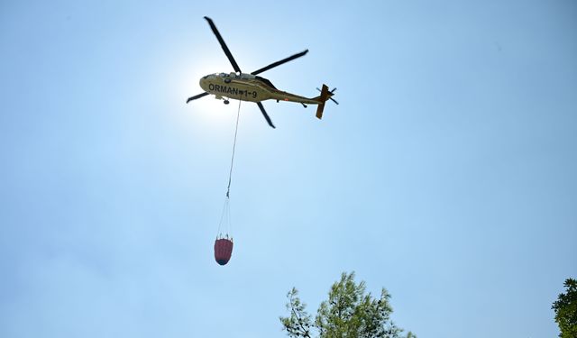 Antalya'da traktörleriyle seferber olan mahalle sakinleri 'alev savaşçıları'na su taşıyor