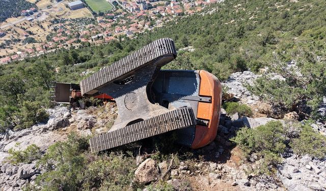 Antalya'da uçuruma devrilen iş makinesinin operatörü yaralandı