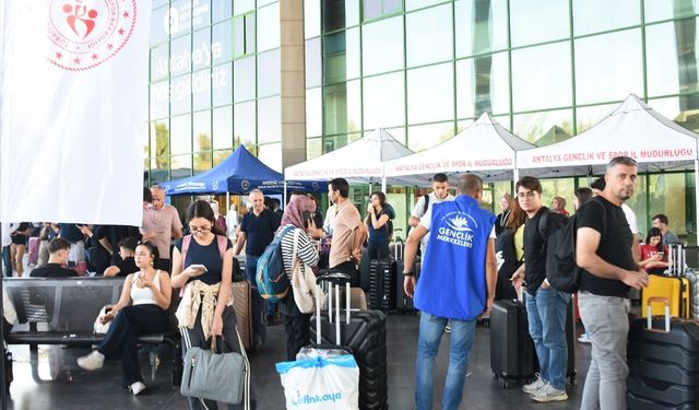 Antalya'ya gelen üniversite öğrencileri Gençlik ve Spor İl Müdürlüğünce karşılandı