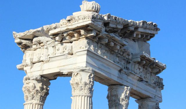 Bergama Akropolü’nün Zirvesindeki Görkemli Trajan Tapınağı