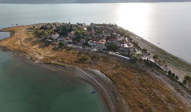Eğirdir Gölü'ndeki Yeşilada sonbaharda havadan görüntülendi