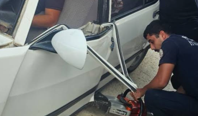 Antakya’da Korkutan Kaza! Araçta Sıkışan 2 Kişi Kurtarıldı