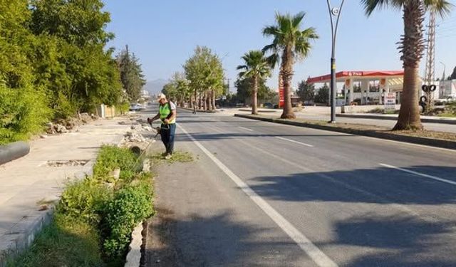 Hassa’da Yeşil Alanlarda Bakım Ve Temizlik Çalışmaları Sürüyor
