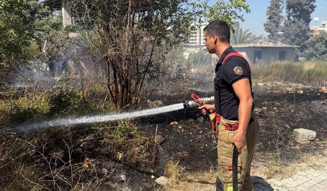 Hatay Antakya’da Ot Yangını Büyümeden Söndürüldü