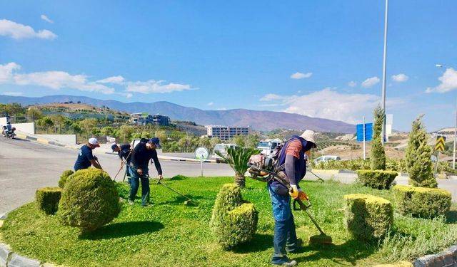 Hatay’da Park Ve Bahçelerde Bakım Çalışmaları Sürüyor
