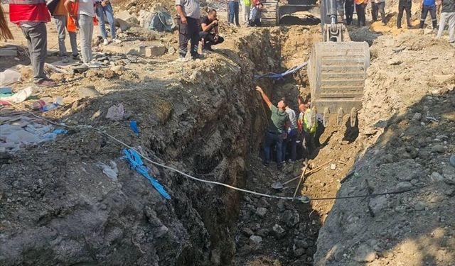 Hatay'da altyapı çalışması sırasında toprak altında kalan 2 işçi kurtarıldı