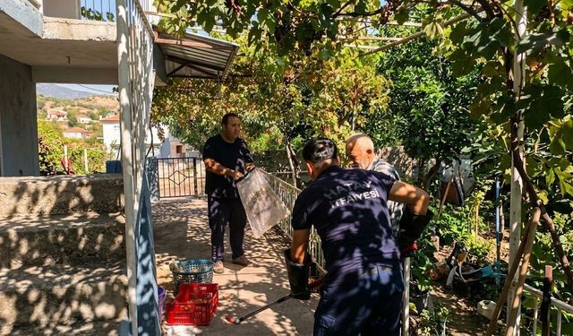 İskenderun’da İtfaiye Eve Giren Yılanı Yakaladı