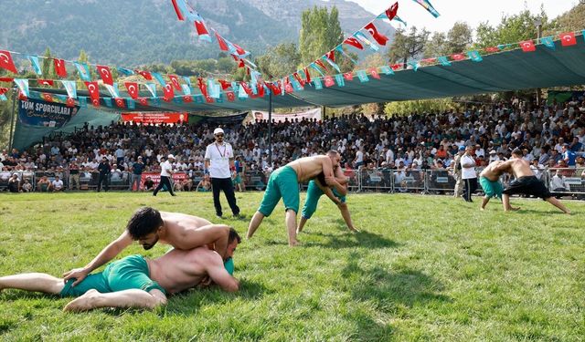 Kahramanmaraş'ta '3. Kertmen Karakucak ve Şalvar Güreşi Festivali' düzenlendi