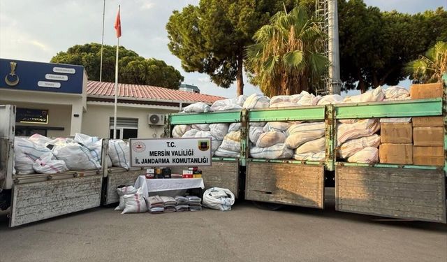 Mersin'de giyim malzemesi kaçakçılığı yapan 2 şüpheli yakalandı