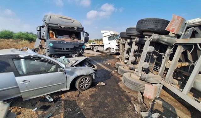 Mersin'de karşı şeride geçen tır iki araca çarptı, 1 kişi öldü, 2 kişi yaralandı