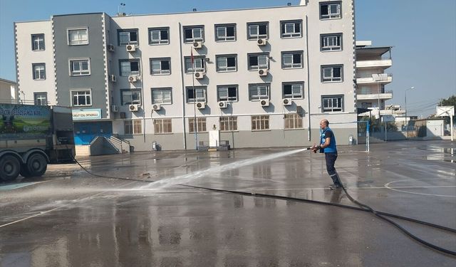 Mersin'de okul bahçeleri belediye ekiplerince temizlendi