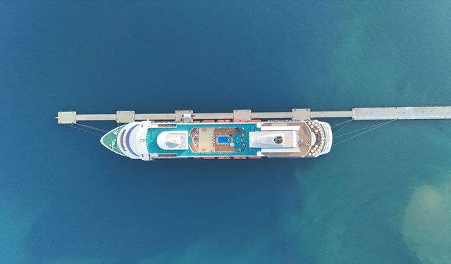 Palau bayraklı kruvaziyer 'Astoria Grande' Alanya Limanı'na demirledi