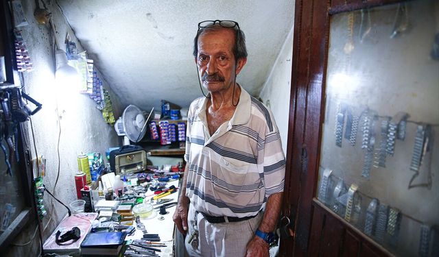 Tek kişilik dükkanında 57 yıldır saatlere ayar veriyor