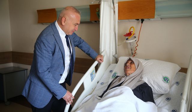 Üç organın birleştiği noktadaki kanserli tümör, hasta uyutulmadan yapılan ameliyatla çıkarıldı