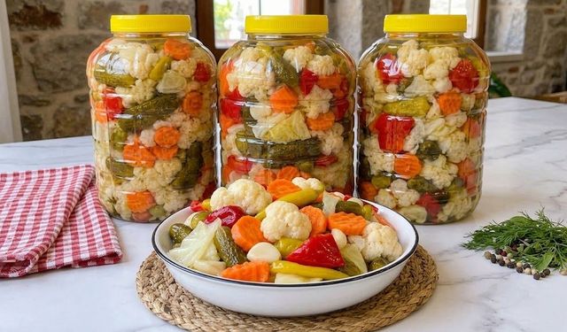 5 Litrelik Bidonda Kışa Hazırlık Üçlü Turşu Tarifi