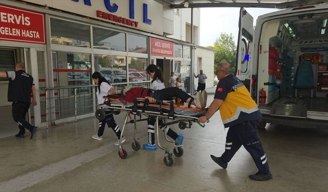 Adana'da otomobille çarpışan motosikletteki 2 kişi yaralandı
