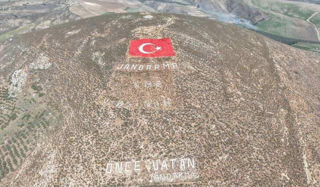 Amanos Dağları'na çizilen Türk bayrağı boyandı