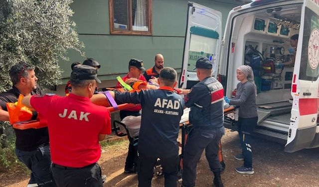 Antalya'da ağaçlık alanda kaybolan kişi JAK timlerince kurtarıldı