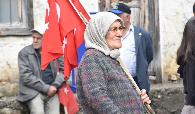 Antalya'da kırsal mahalle sakinleri Cumhuriyet Bayramı'nı okul yıllarındaki heyecanla kutladı