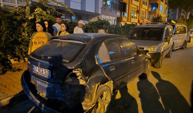 Antalya'da otomobiliyle 4 araca çarpan sürücü kaçtı