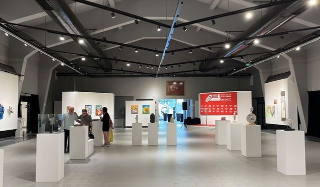 Antalya'da sanatçıların 'Cumhuriyet'i anlatan eserleri sergilendi