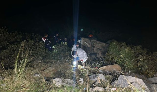 Antalya'da uçuruma yuvarlanan otomobilin sürücüsü öldü, eşi yaralandı