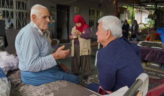 Finike Belediye Başkanı Geyikçi, yaşlıları ziyaret etti