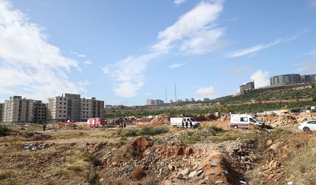GÜNCELLEME 2 - Antalya'da hortum nedeniyle parçalanan konteynerlerdeki 4 işçi öldü, 1 işçi yaralandı