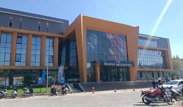 GÜNCELLEME - Silifke Belediyesine yönelik operasyonda gözaltına alınan 7 zanlıdan 3'ü tutuklandı