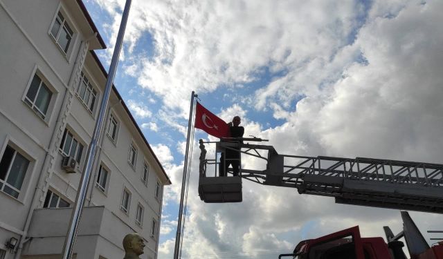 Hatay’da 5 İlçede Türk Bayrakları Yenilendi