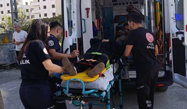 Hatay'da iki otomobilin çarpıştığı kazada 3 kişi yaralandı