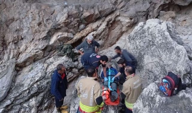 Hatay'da kayalıklardan düşen kişi yaralandı