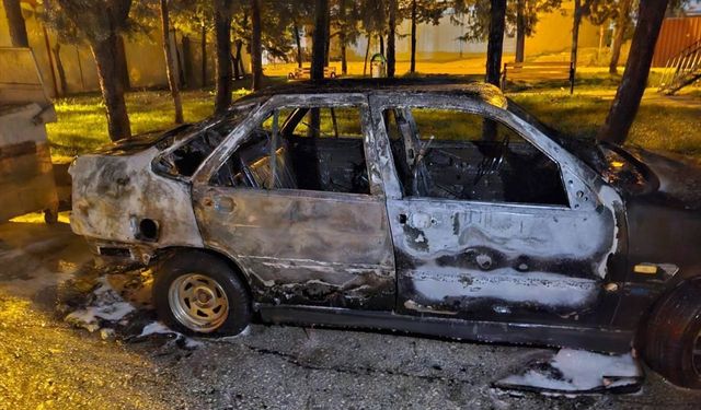 Hatay'da park halindeki otomobilde çıkan yangın söndürüldü