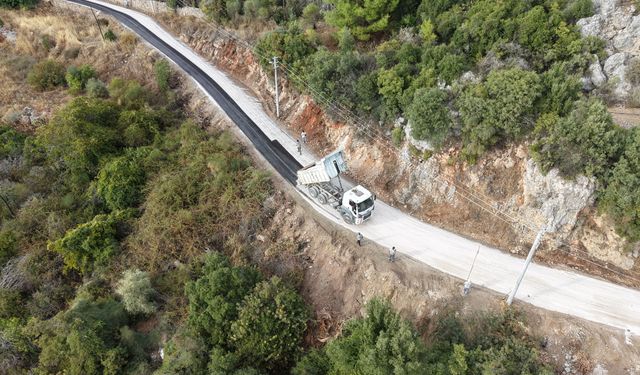 Kumluca'da Erentepe Mahallesi'nin 4,5 kilometrelik yolu asfaltlandı