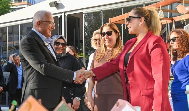 Kumluca'da kadınların el emeği ürünleri vatandaşlarla buluştu
