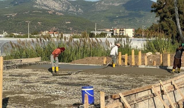 Kumluca'da Üleşik Deresi'ndeki köprü çalışmasında sona gelindi