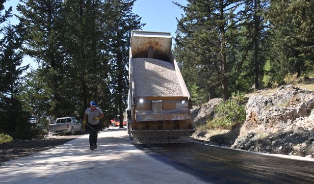 Kumluca'da yol yenileme çalışmaları sürüyor