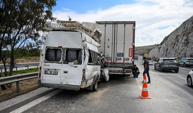 Mersin'de 6 aracın karıştığı trafik kazasında 11 kişi yaralandı