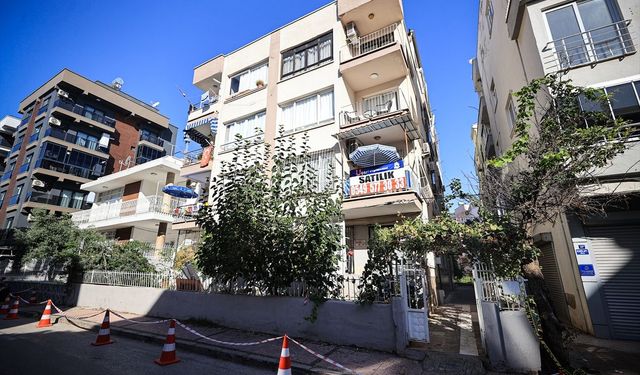 Mersin'de çatlak nedeniyle tahliye edilen apartman inceleniyor