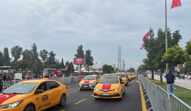 Osmaniye’de Taksicilerden Bayraklı Cumhuriyet Konvoyu