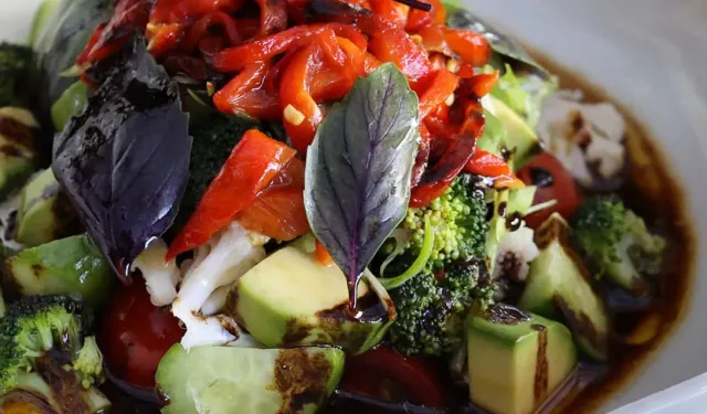 Avokadolu Közlenmiş Kapya Biber Salatası Nasıl Yapılır?